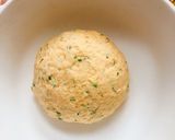 Hình bước làm 1 của món Aloo puri (bánh khoai tây chiên phồng Ấn Độ)