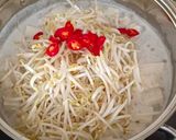 Gambar langkah 2 resipi Taugeh Masak Lemak Putih.