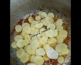 A picture of step 4 of Spaghetti with irish potatoes.