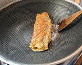 Foto langkah ke 5 dari resep Telur Dadar Gulung (Tamagoyaki) Wajan Bundar.