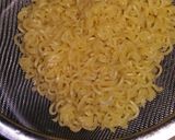 Foto langkah ke 3 dari resep Indomie burger with fishroll #Kookpaderjabodetabek #IR_MieInstan.