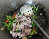 Foto langkah ke 2 dari resep Tumis Cumi Asin Cabe Ijo Pete.