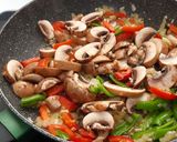 Foto del paso 3 de la receta: Fritada picante de portobellos y otras verduras