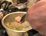 Foto langkah ke 2 dari resep Sup Bakso Ayam Handmade.