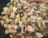 Gombás, cukkinis szaftos csirke GM recept fázis 2 fotója