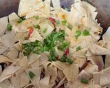 A picture of step 4 of Stir-fried Soy Tofu Sheets with Chili Peppers.
