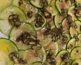 Foto del paso 4 de la receta: Carpaccio de calabacín con pesto casero