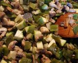 Foto del paso 13 de la receta: Carne molida con chiles poblanos, hongos y calabacita