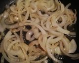 Foto del paso 2 de la receta: Salchichas frescas con cebolla y vino