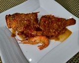 Foto langkah ke 8 dari resep Kerapu dan udang goreng saos asam manis.