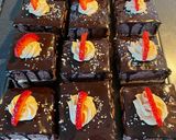 Pas rețetă Prăjitură blat cacao cu gem vișine, nucă, cremă caramel și glazură cacao 😋 1 fotografie