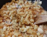 Foto del paso 2 de la receta: Tirabuzones con salsa Scarparo "One pot pasta"