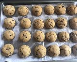 Foto langkah ke 5 dari resep Chewy Choco Chips Cookies.