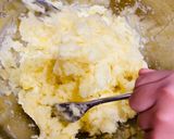Hình bước làm 1 của món Vào bếp cùng con: bánh khoai tây bọc phô mai chiên (potato mochi) cho ngày mưa hoặc không