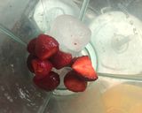 Foto del paso 2 de la receta: Licuado de frutilla y naranja🍓🍊