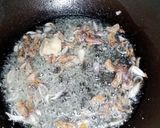 Foto langkah ke 2 dari resep Tumis Daun Ubi Ketela Cumi Asin.