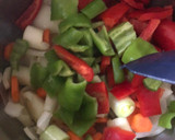 Foto del paso 5 de la receta: Muslos de pollo en salsa a la criolla