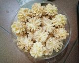 Foto langkah ke 5 dari resep Semprit susu keju eggless.