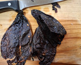 Foto del paso 2 de la receta: Pollo deshebrado con chile ancho