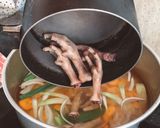 Foto langkah ke 4 dari resep MPASI kaldu ceker ayam.