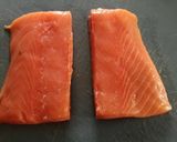 Foto del passaggio 1 della ricetta Salmone al forno con pomodori, olive e capperi