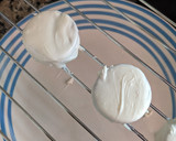 Foto del paso 6 de la receta: Alfajores bañados en chocolate