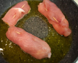 Foto del paso 3 de la receta: Rollitos de pavo en salsa