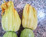 Une image de l'étape 1 de Beignets des fleurs de courgettes.