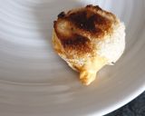 Une image de l'étape 3 de Tartines façon croque monsieur aux œufs coulant 😋 et son toast au fromage fondu.
