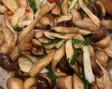 Hình bước làm 2 của món Nấm mối xào bơ tỏi