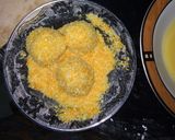 Foto langkah ke 3 dari resep Bola - Bola Nasi Kornet (rice ball mozarella).