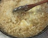 Foto del passaggio 2 della ricetta Risotto cacio e pere su cialda di parmigiano