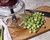 Spárga krémleves spárgás húsgombóccal recept fázis 2 fotója