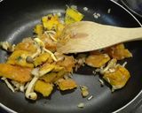 Foto langkah ke 2 dari resep Pumpkin Mushroom Soup.