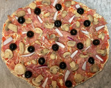 Foto del paso 9 de la receta: Pizza de jamón serrano con aceitunas negras