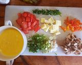 Foto del paso 2 de la receta: Omelette con verduras, queso y champiñón