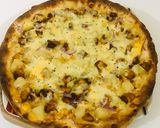 A picture of step 5 of Tortilla cheesy pizza.