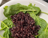 Foto del paso 5 de la receta: Ensalada templada de arroz negro venere con espinacas y gambas