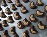 Foto langkah ke 5 dari resep Kue Cokelat Mede.
