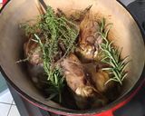 Une image de l'étape 6 de Souris d'agneau confites au miel, thym et romarin.