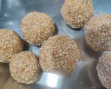 तिल गुड़ के लड्डू (Til-Gud Ladoo recipe in Hindi) रेसिपी चरण 4 फोटो