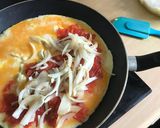 Hagymás - Szalámis omlett 🥓🧅🧀🥚😋 recept fázis 2 fotója