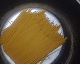 Foto del paso 1 de la receta: Spaghetti blanco con jamón, salchichas y tocino😋😋