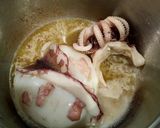 Foto del passaggio 4 della ricetta Spaghetti al nero di seppia con seppia tostata