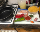 Foto del paso 1 de la receta: Pollo con fideos y gambones