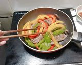 Hình bước làm 3 của món Bò thái lát xào ớt chuông