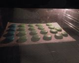 Hình bước làm 6 của món Bánh Macarons bảy sắc cầu vồng