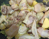 Gambar langkah 1 resipi Sup Ayam Bersama Sawi Putih.