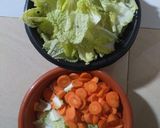 Foto langkah ke 1 dari resep Tumis kuah sawi putih dan wortel.