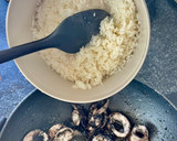 Foto del paso 2 de la receta: Arroz negro con chipirones (en menos de 15 minutos)